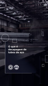 Banner industrial com pilhas de tubos de aço e o título 'O que é decapagem de tubos de aço'.