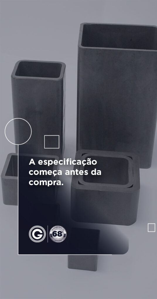 Portuguese banner text: 'A especificação começa antes da compra' over dark overlay with stacked metal square tubes in the background, logos bottom left.